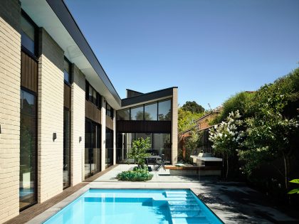 A Modern House with a Picturesque Central Courtyard in Eaglemont, Australia