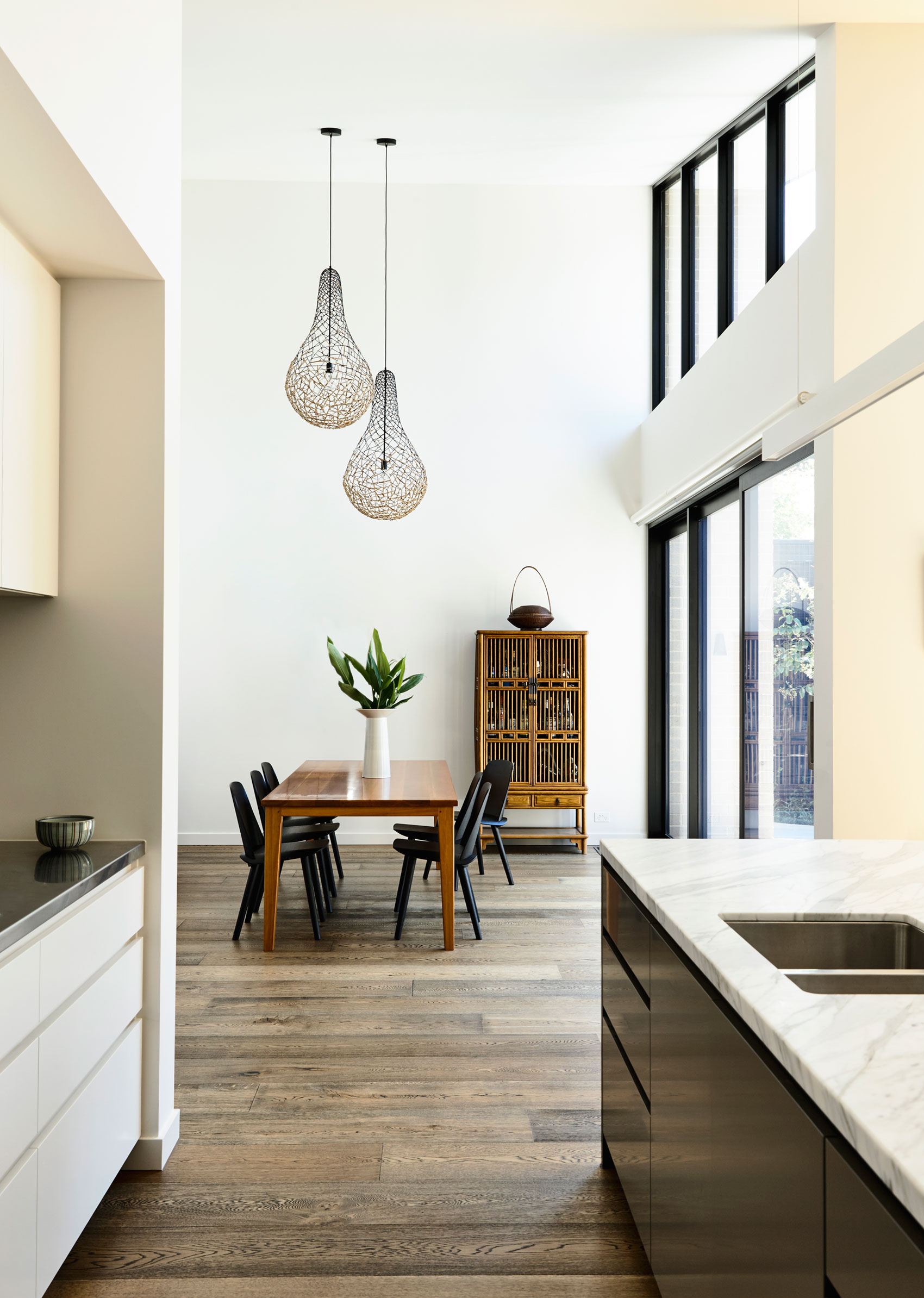 A Modern House with a Picturesque Central Courtyard in Eaglemont, Australia by InForm (10)