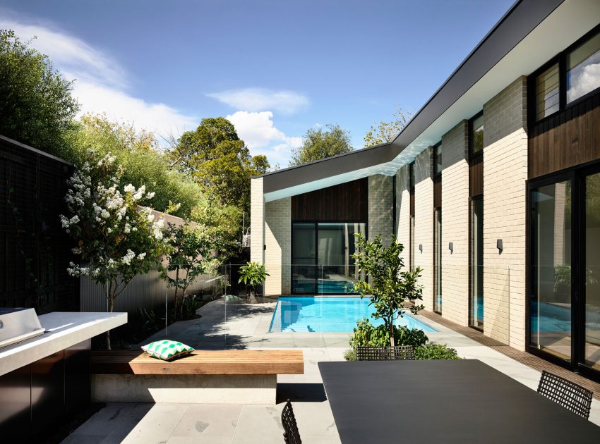 A Modern House with a Picturesque Central Courtyard in Eaglemont, Australia by InForm (3)