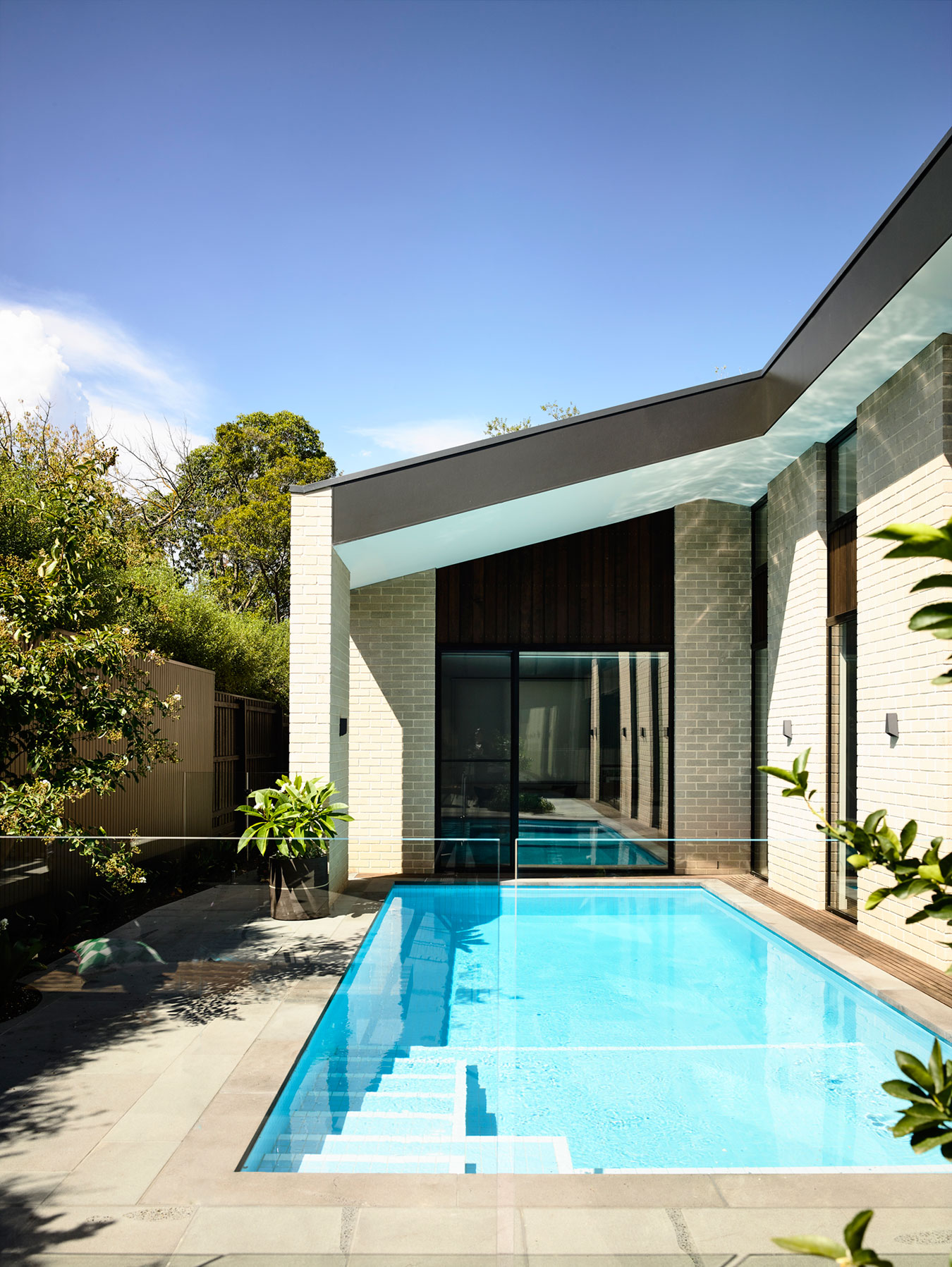 A Modern House with a Picturesque Central Courtyard in Eaglemont, Australia by InForm (4)