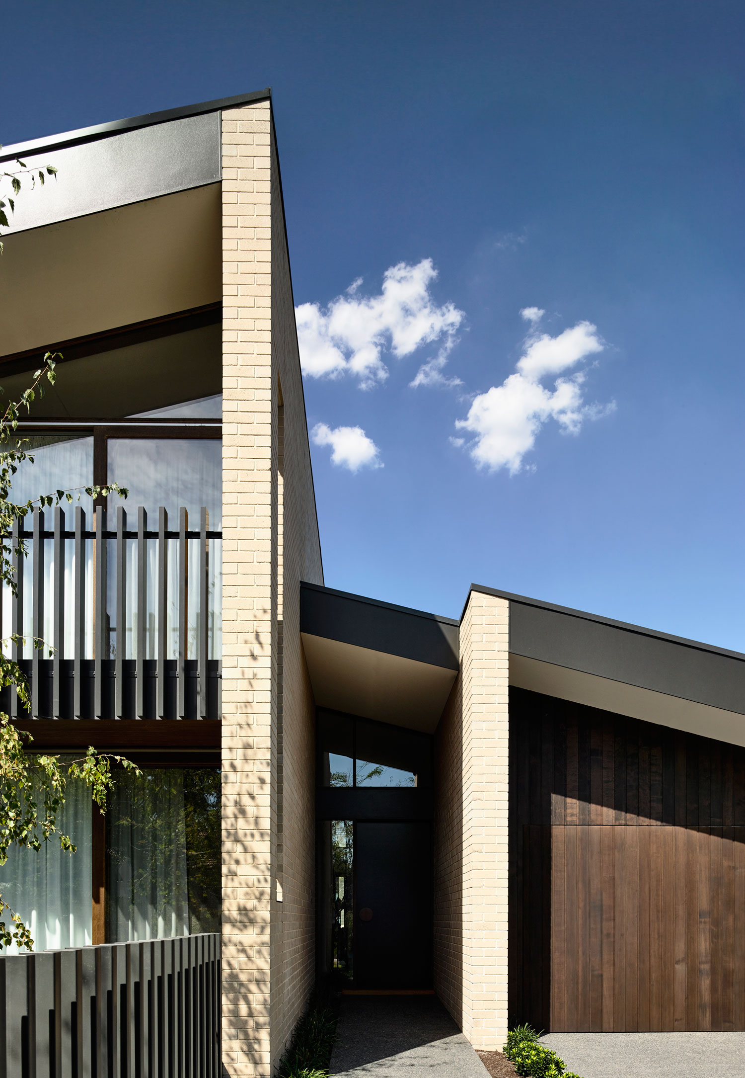 A Modern House with a Picturesque Central Courtyard in Eaglemont, Australia by InForm (6)