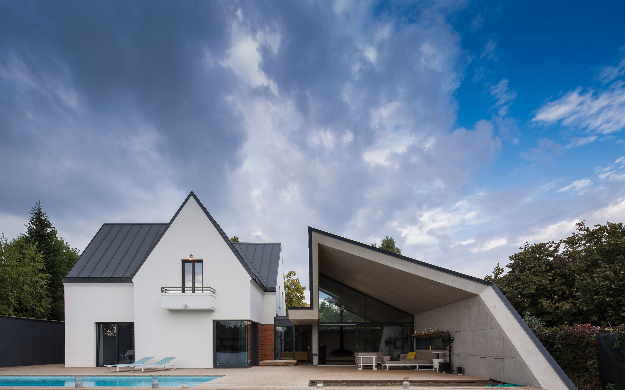 A Modern Reinterpretation of a Spacious and Traditional House in Otopeni, Romania by LAMA Arhitectura (2)