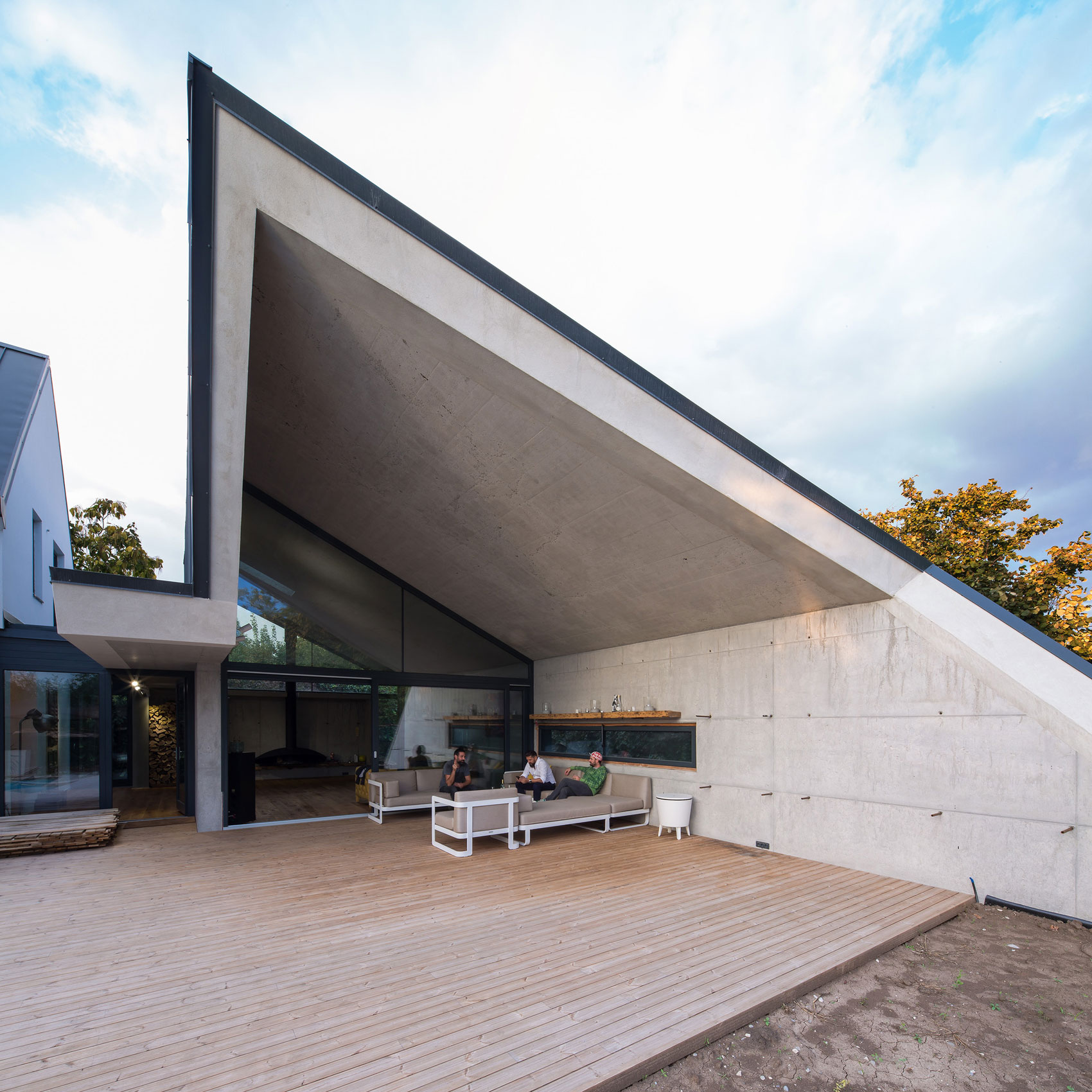 A Modern Reinterpretation of a Spacious and Traditional House in Otopeni, Romania by LAMA Arhitectura (3)