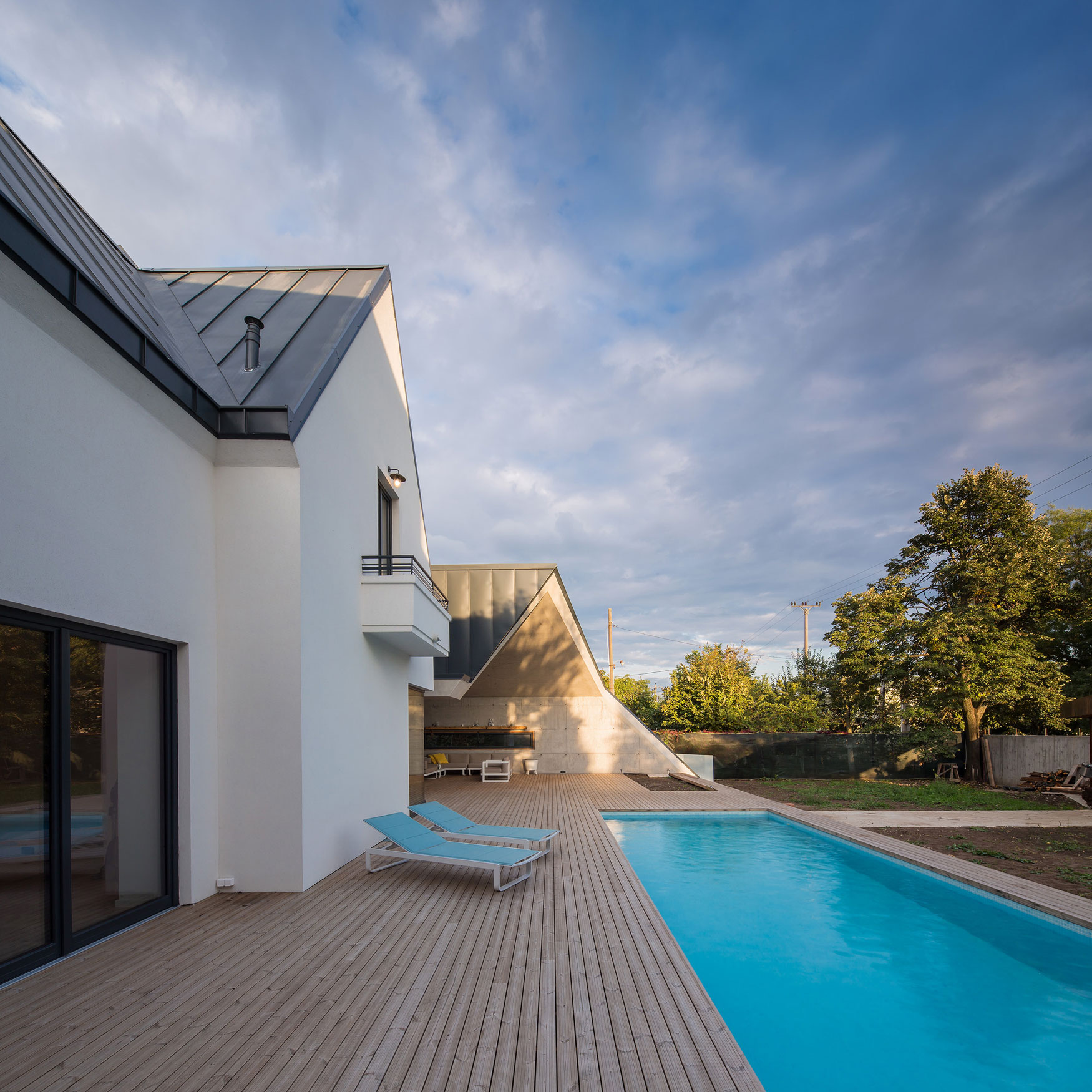 A Modern Reinterpretation of a Spacious and Traditional House in Otopeni, Romania by LAMA Arhitectura (5)