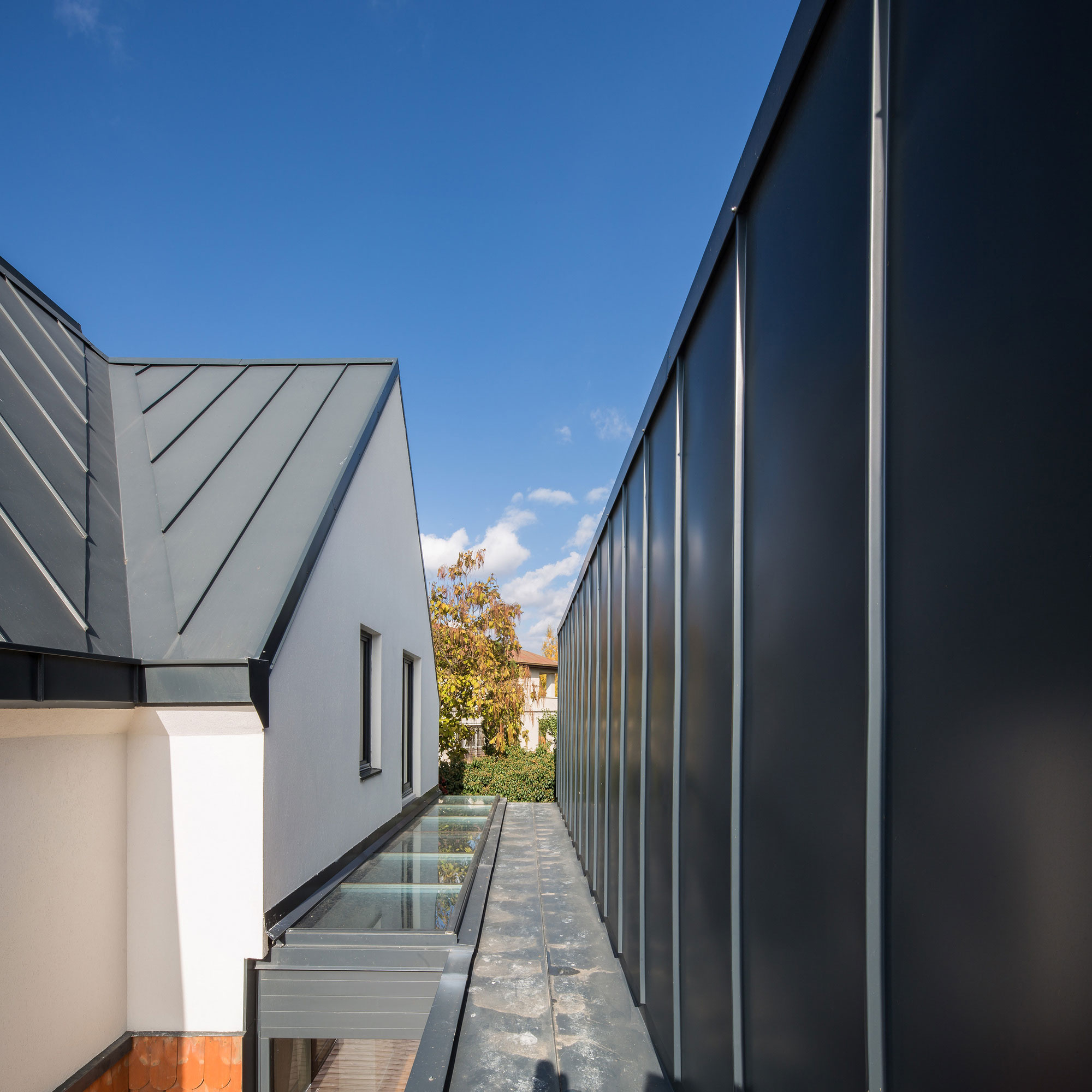 A Modern Reinterpretation of a Spacious and Traditional House in Otopeni, Romania by LAMA Arhitectura (7)