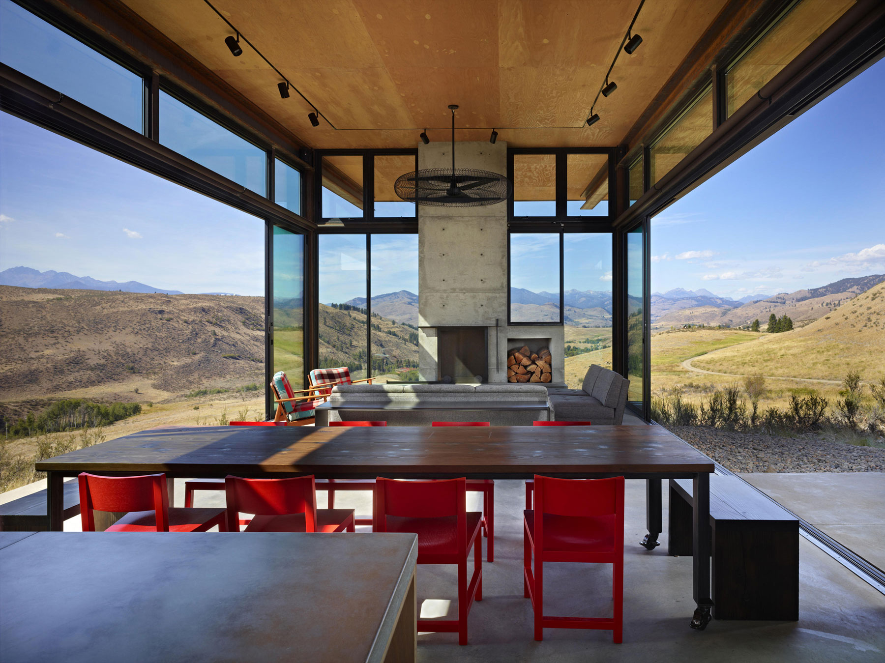 A Modern and Elegant Rural House with Open Spaces and Full of Natural Light in Washington by Olson Kundig (10)