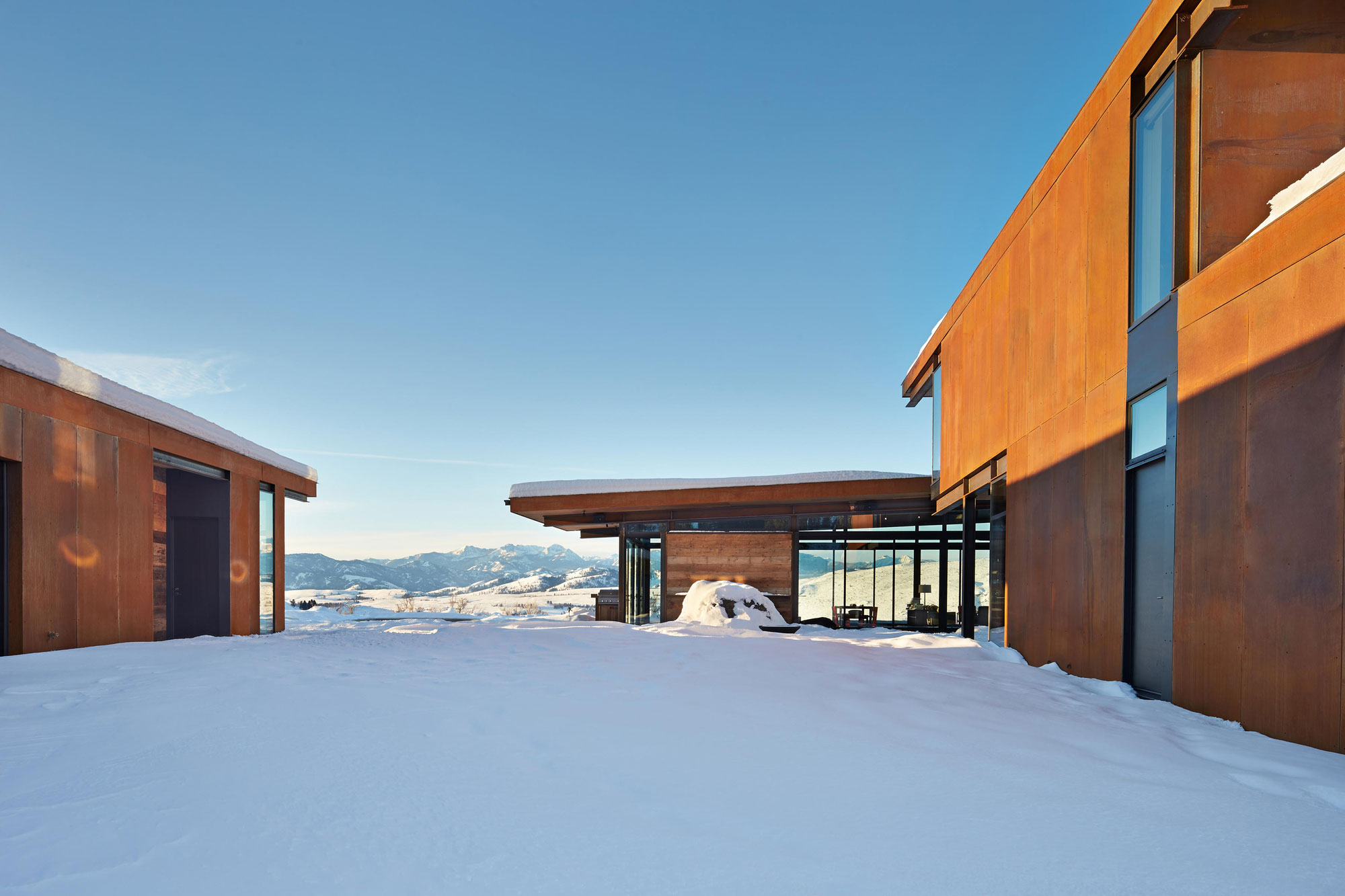 A Modern and Elegant Rural House with Open Spaces and Full of Natural Light in Washington by Olson Kundig (15)