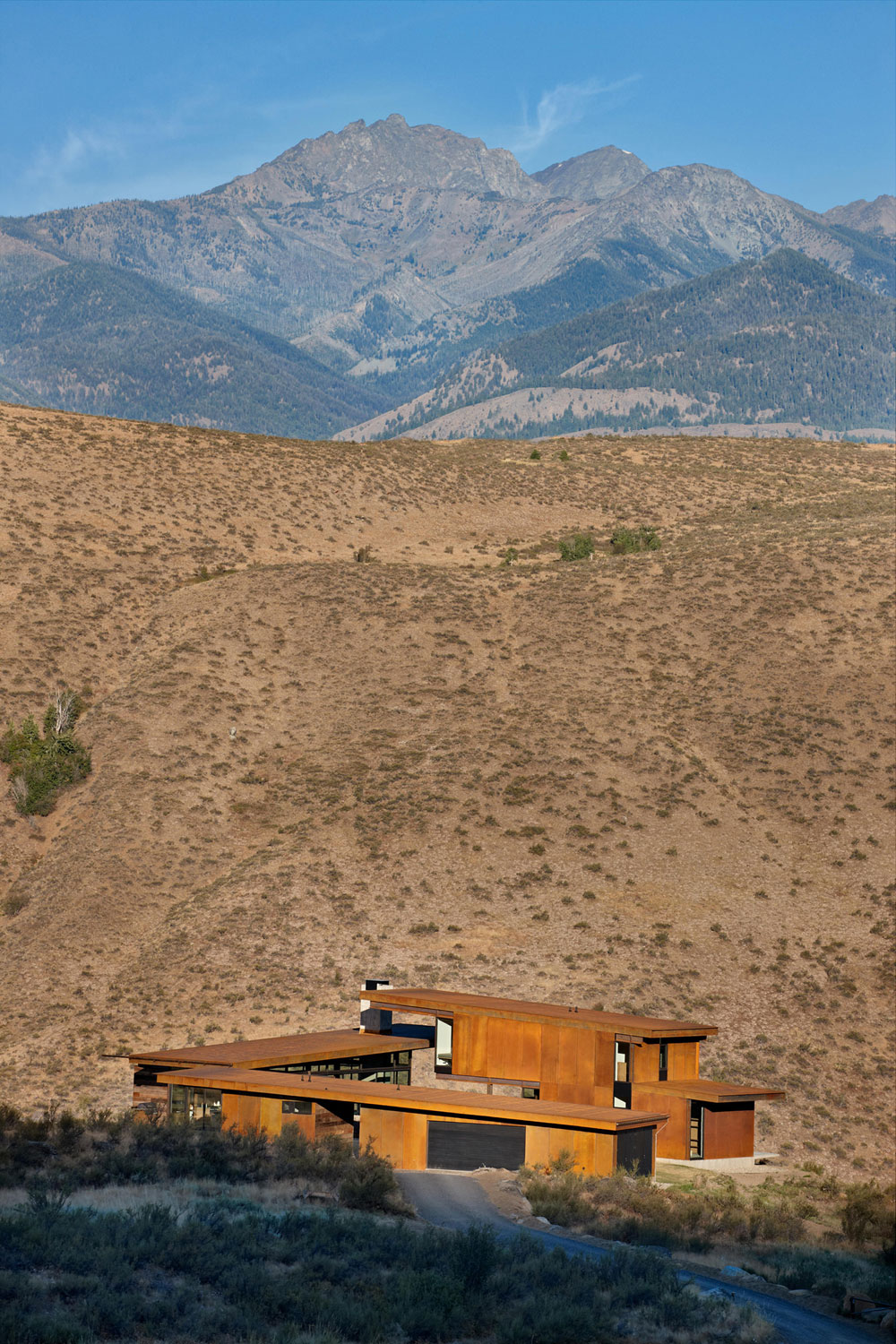 A Modern and Elegant Rural House with Open Spaces and Full of Natural Light in Washington by Olson Kundig (2)
