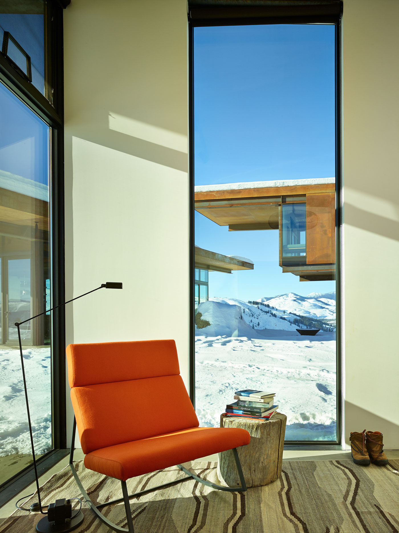 A Modern and Elegant Rural House with Open Spaces and Full of Natural Light in Washington by Olson Kundig (21)