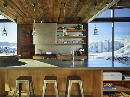 A Modern and Elegant Rural House with Open Spaces and Full of Natural Light in Washington by Olson Kundig (22)