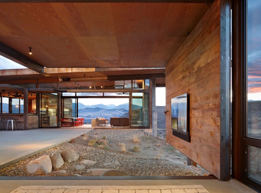 A Modern and Elegant Rural House with Open Spaces and Full of Natural Light in Washington by Olson Kundig (5)