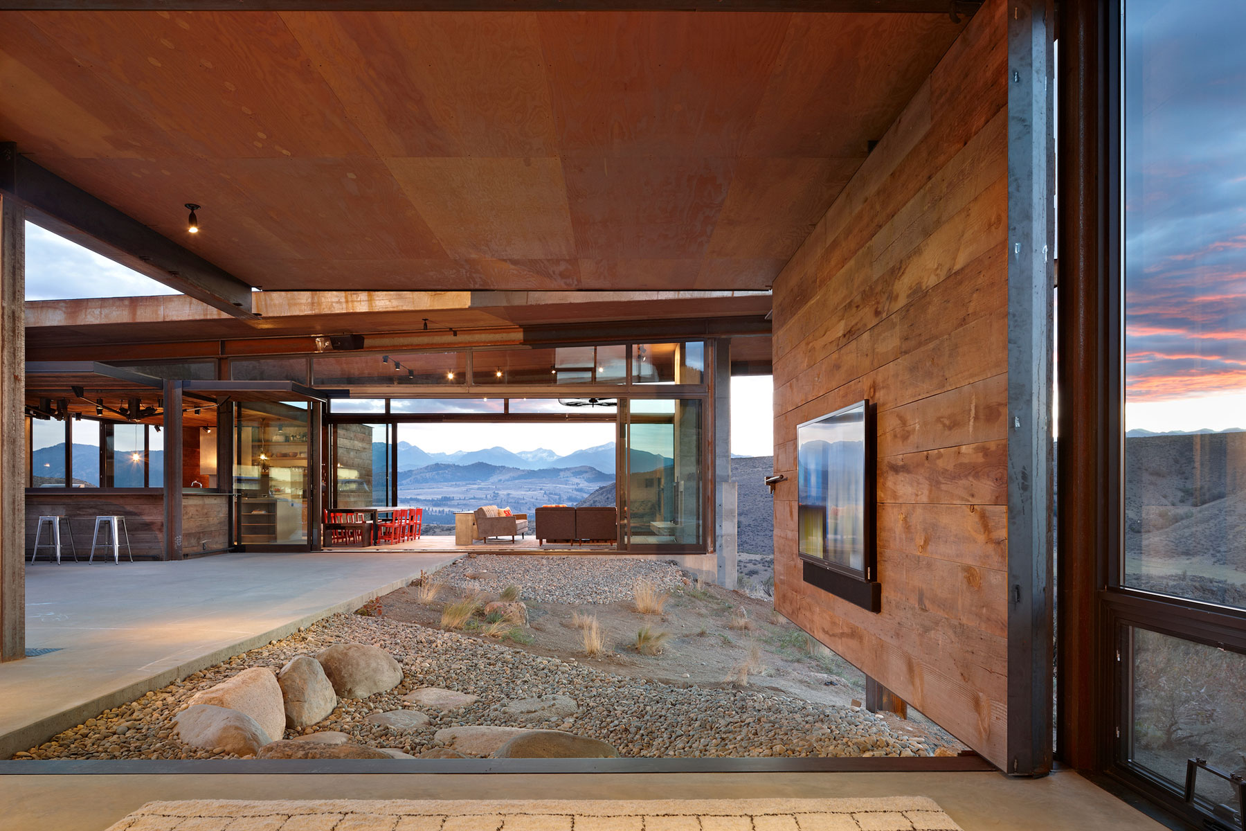 A Modern and Elegant Rural House with Open Spaces and Full of Natural Light in Washington by Olson Kundig (5)