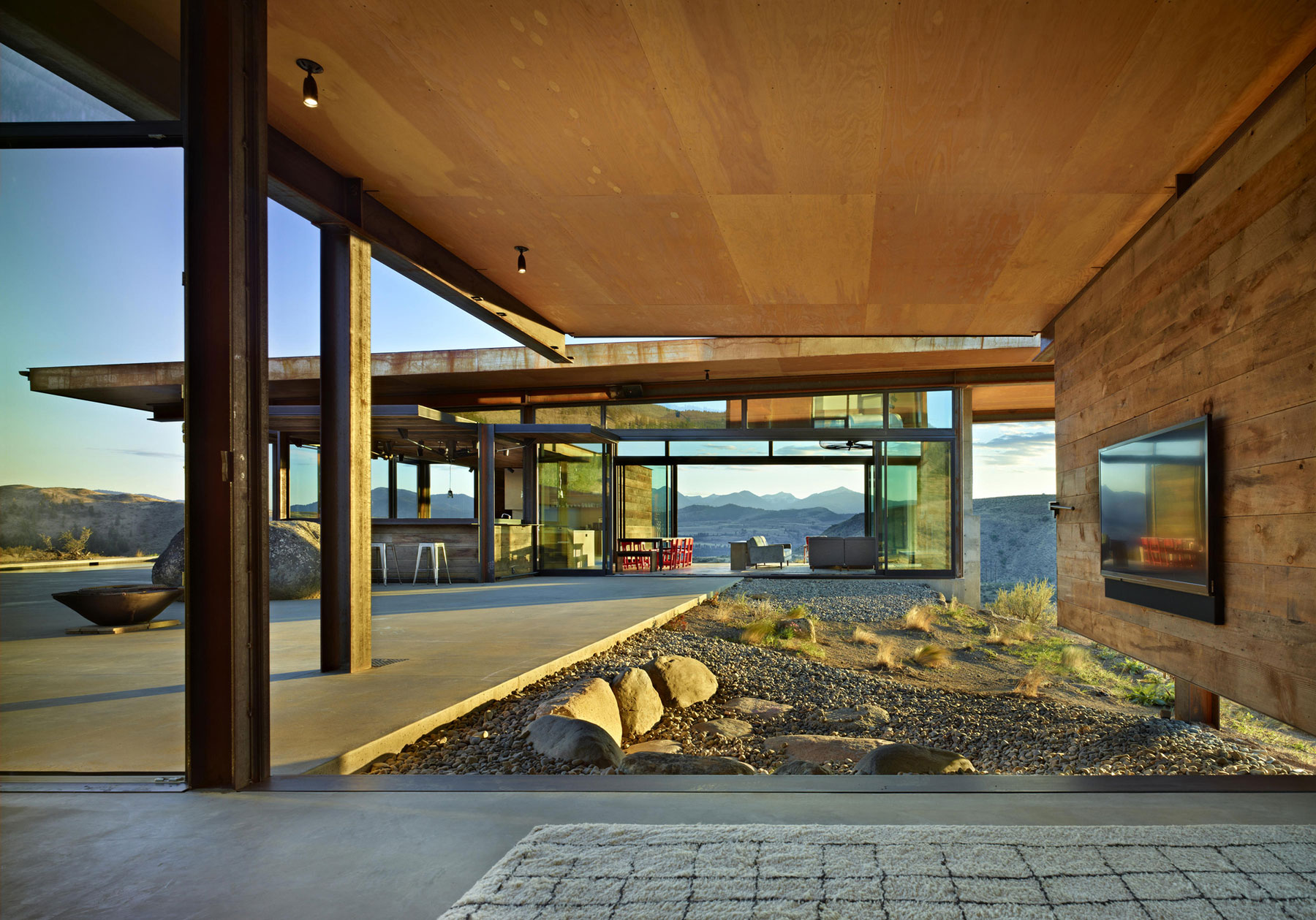 A Modern and Elegant Rural House with Open Spaces and Full of Natural Light in Washington by Olson Kundig (6)
