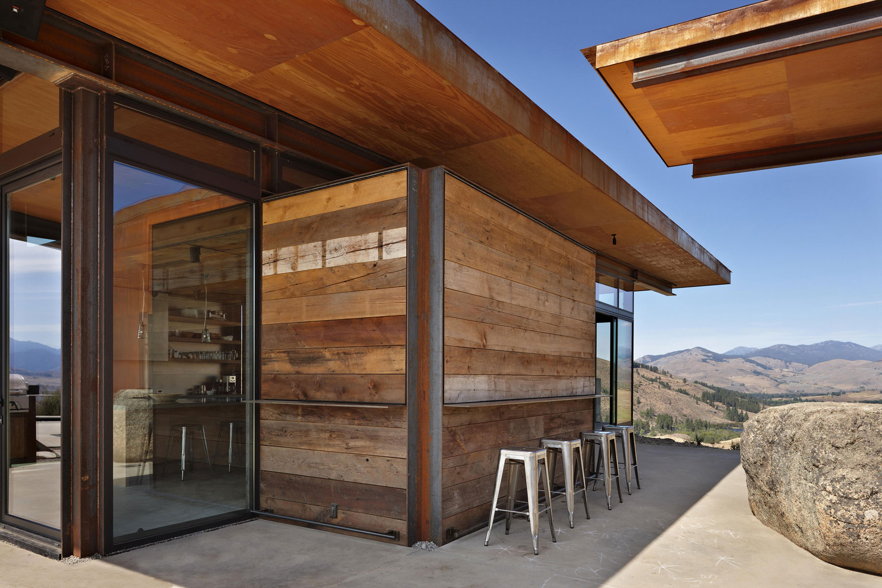A Modern and Elegant Rural House with Open Spaces and Full of Natural Light in Washington by Olson Kundig (8)