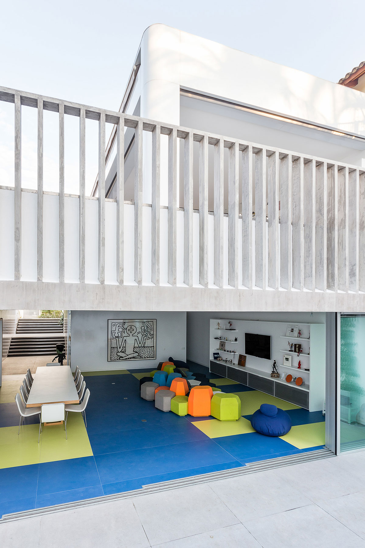 A Playful and Colorful House Designed for Fun and Parties in São Paulo by Pascali Semerdjian Architects (1)