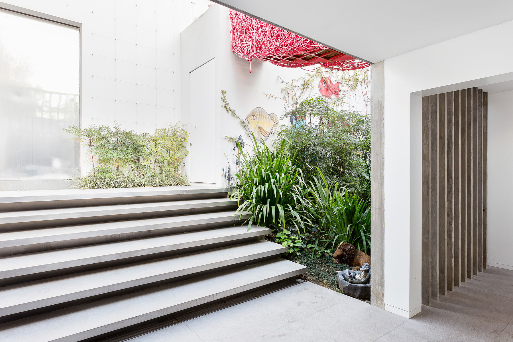A Playful and Colorful House Designed for Fun and Parties in São Paulo by Pascali Semerdjian Architects (10)