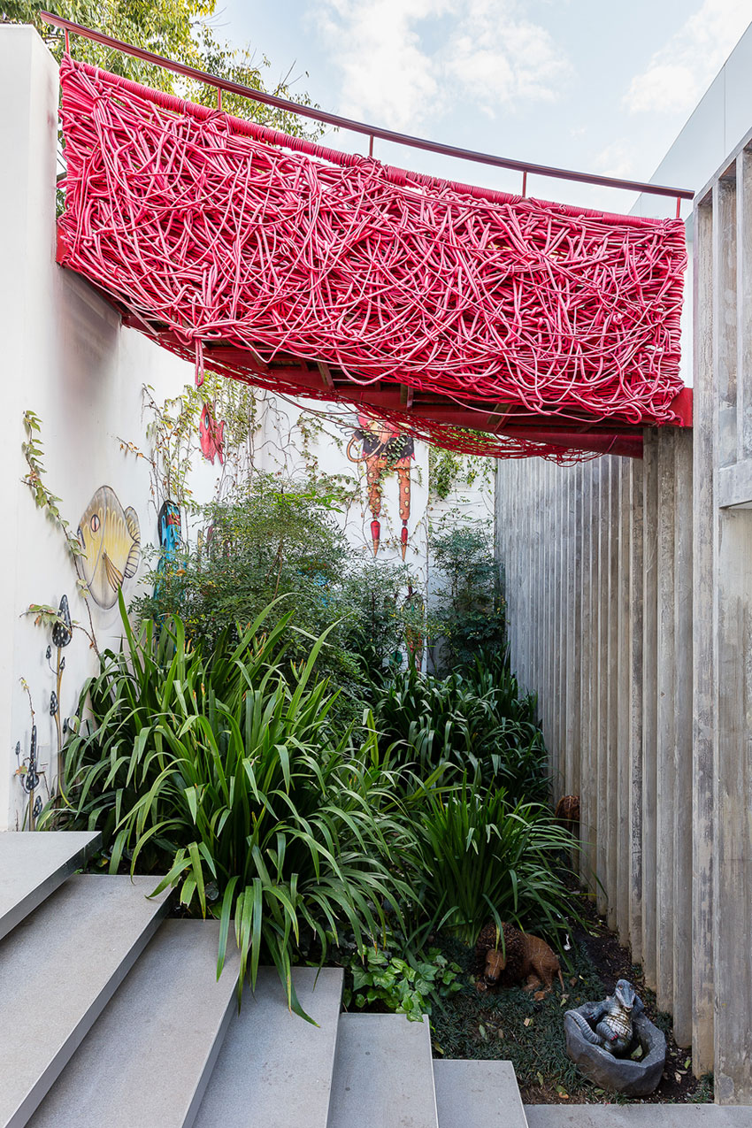 A Playful and Colorful House Designed for Fun and Parties in São Paulo by Pascali Semerdjian Architects (11)