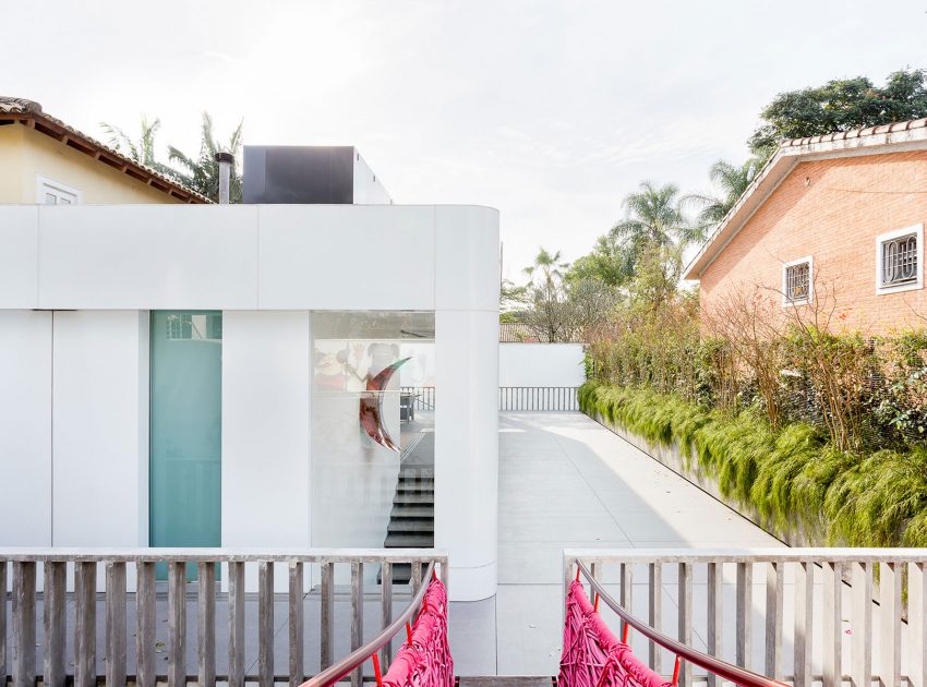 A Playful and Colorful House Designed for Fun and Parties in São Paulo by Pascali Semerdjian Architects (13)