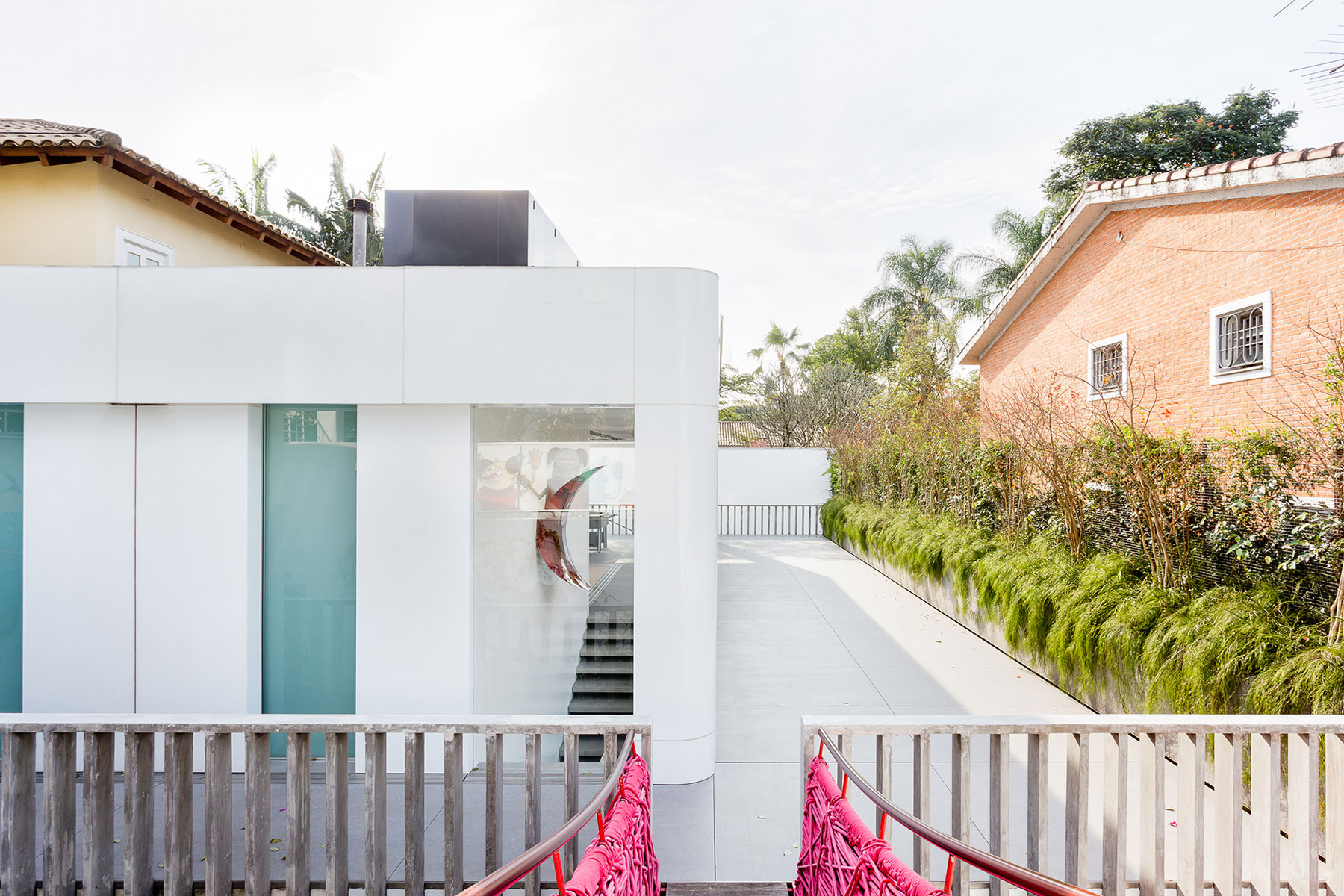 A Playful and Colorful House Designed for Fun and Parties in São Paulo by Pascali Semerdjian Architects (13)