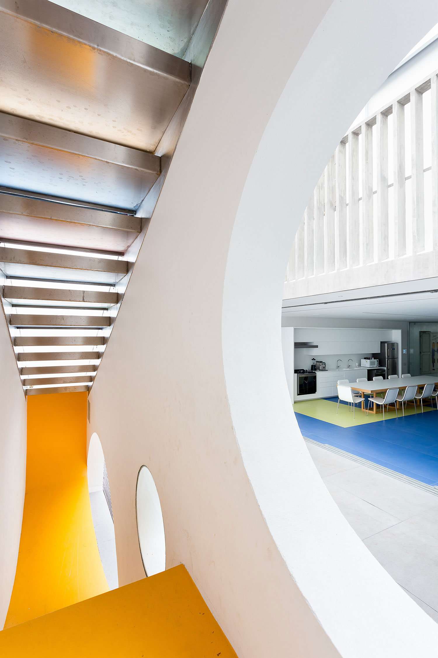 A Playful and Colorful House Designed for Fun and Parties in São Paulo by Pascali Semerdjian Architects (14)