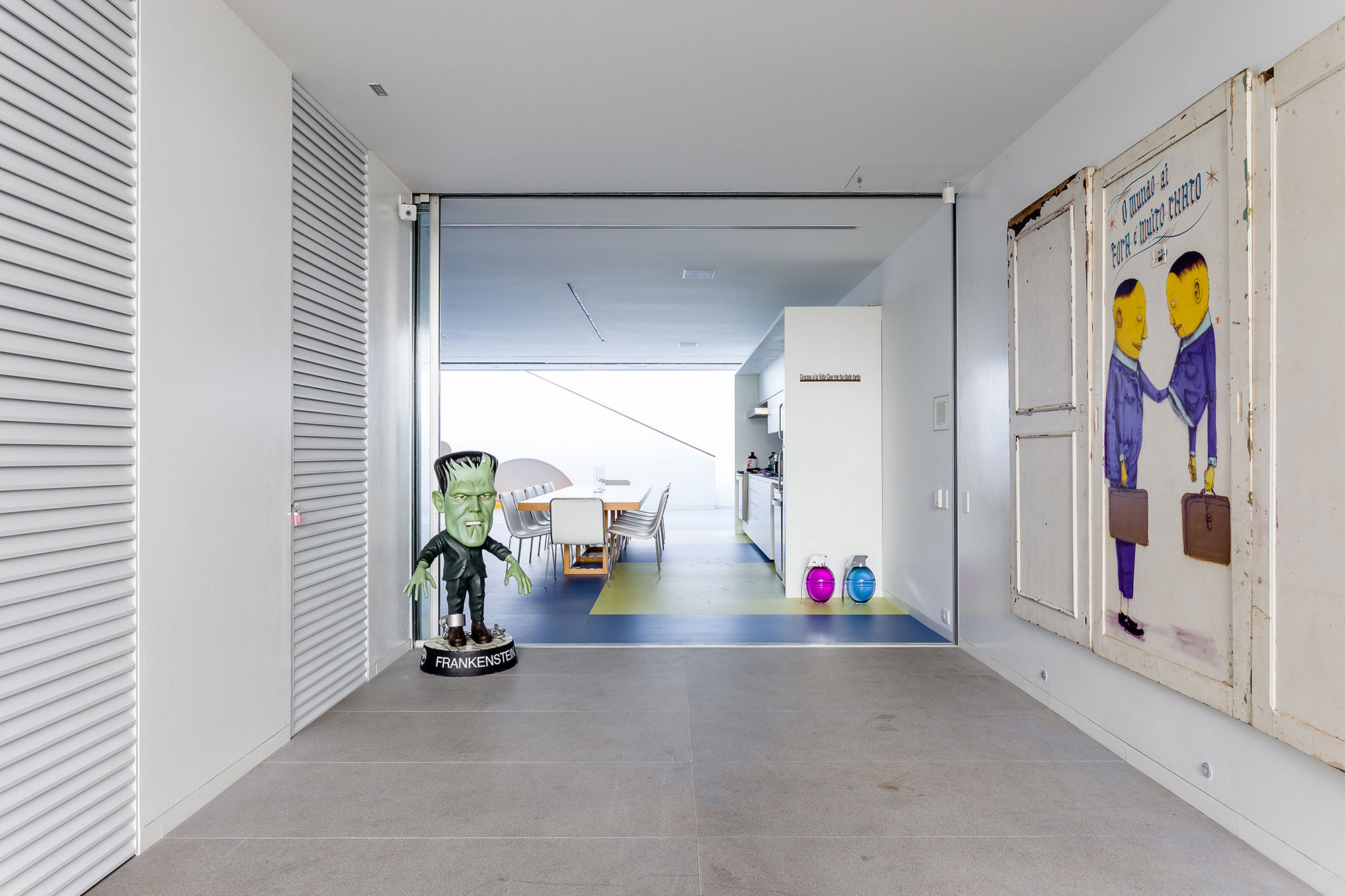 A Playful and Colorful House Designed for Fun and Parties in São Paulo by Pascali Semerdjian Architects (16)