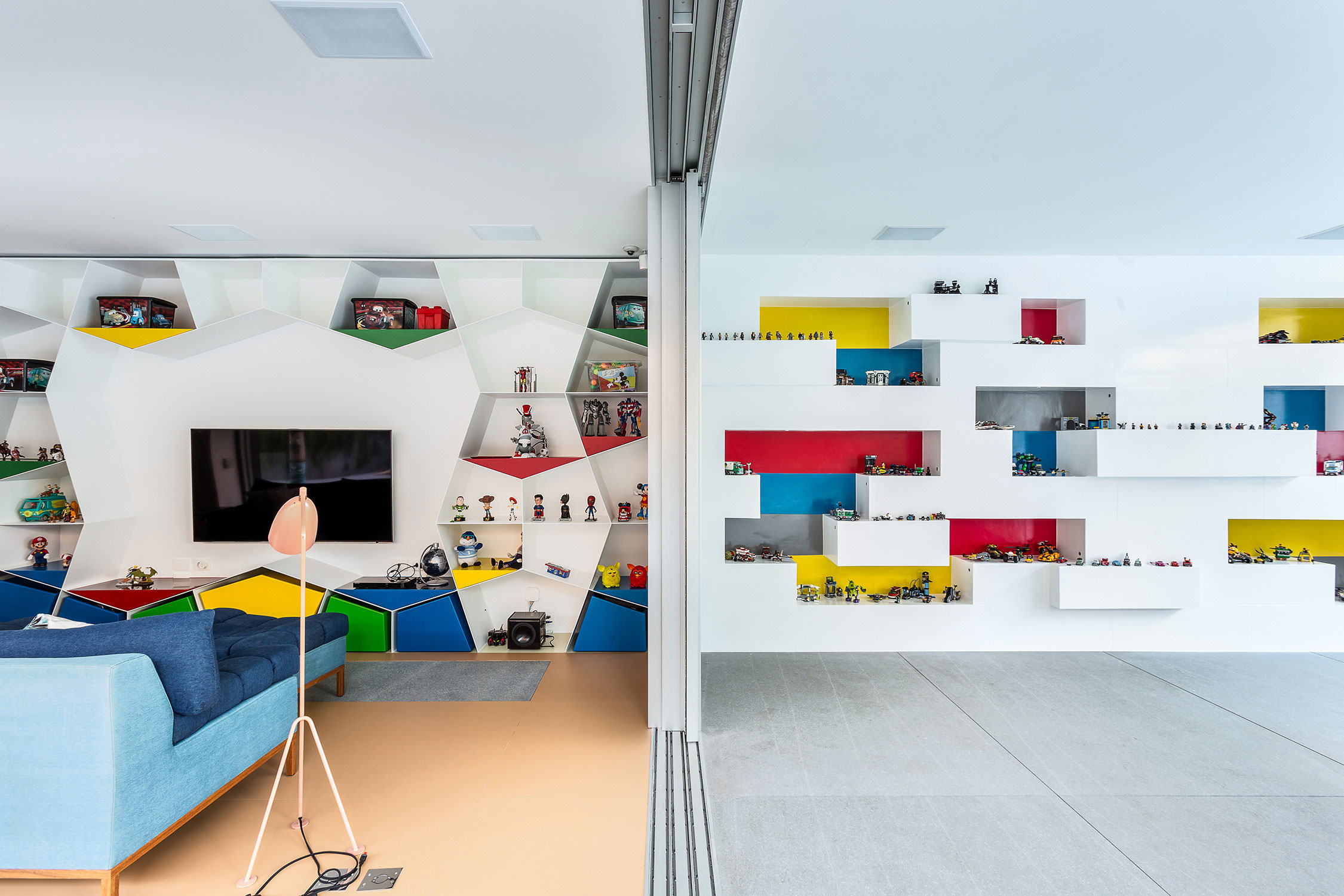A Playful and Colorful House Designed for Fun and Parties in São Paulo by Pascali Semerdjian Architects (17)