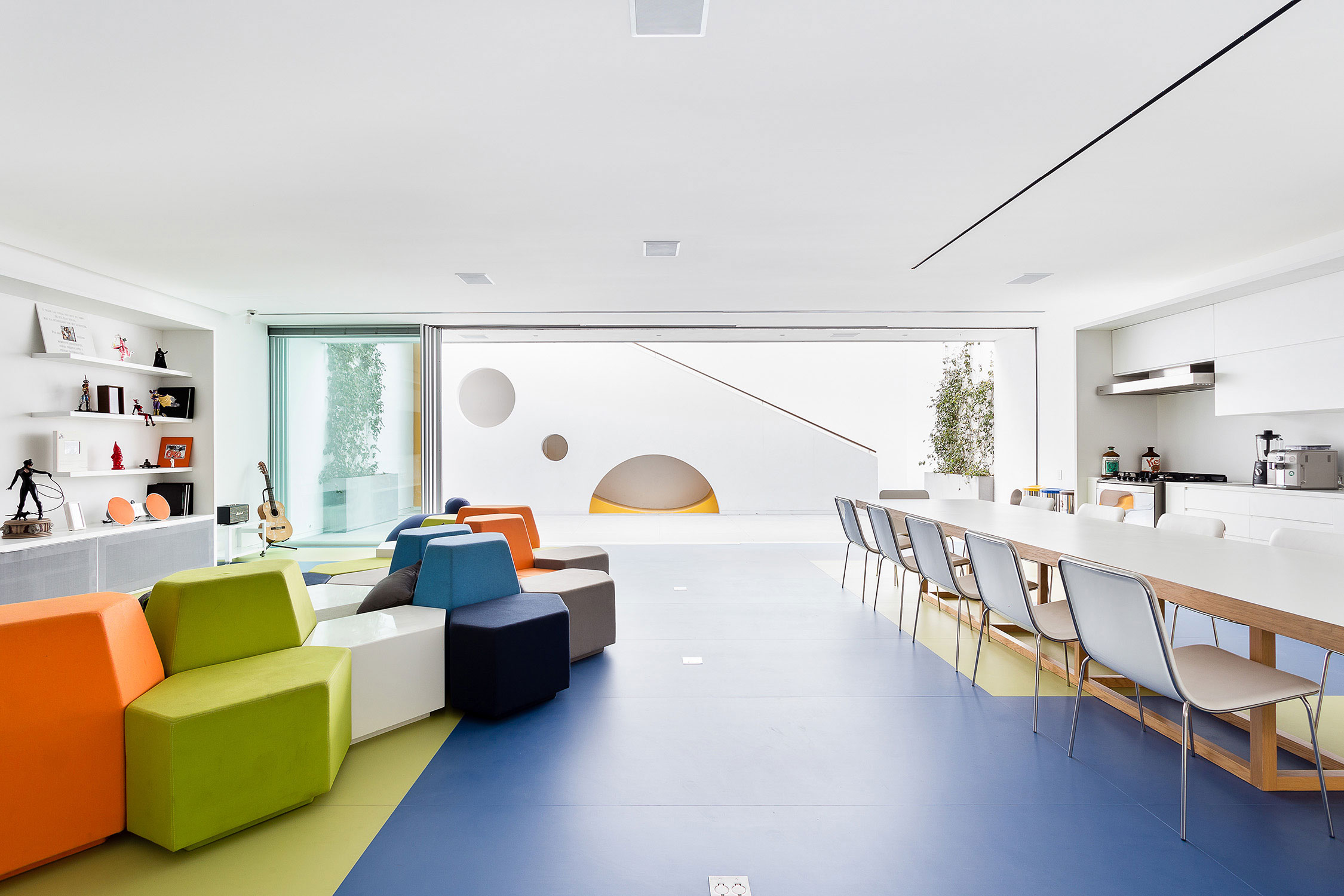 A Playful and Colorful House Designed for Fun and Parties in São Paulo by Pascali Semerdjian Architects (19)