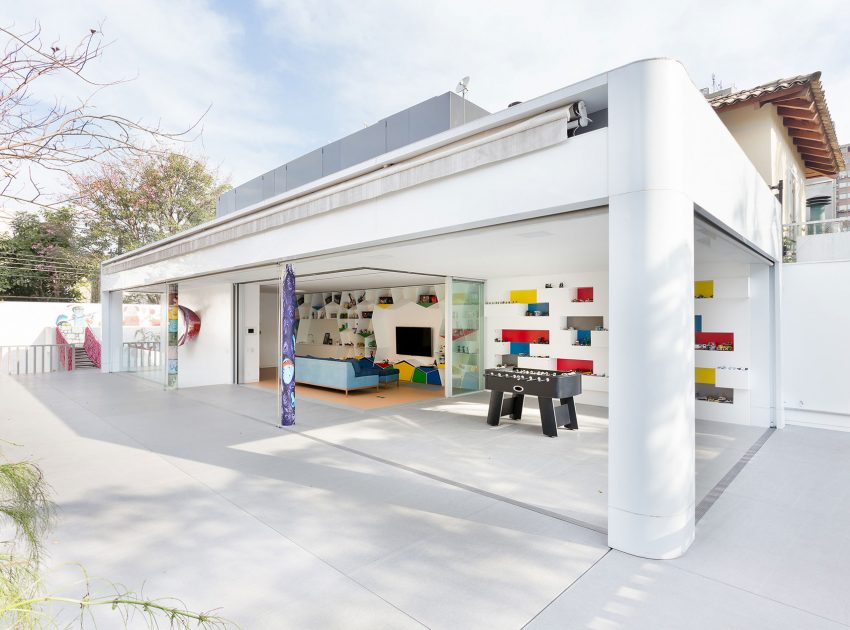 A Playful and Colorful House Designed for Fun and Parties in São Paulo by Pascali Semerdjian Architects (2)