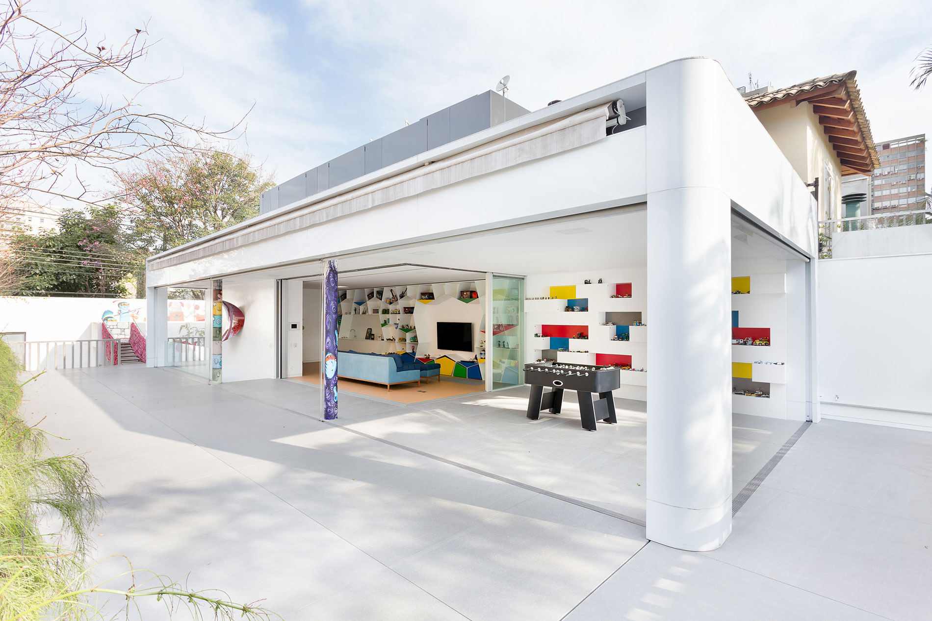 A Playful and Colorful House Designed for Fun and Parties in São Paulo by Pascali Semerdjian Architects (2)