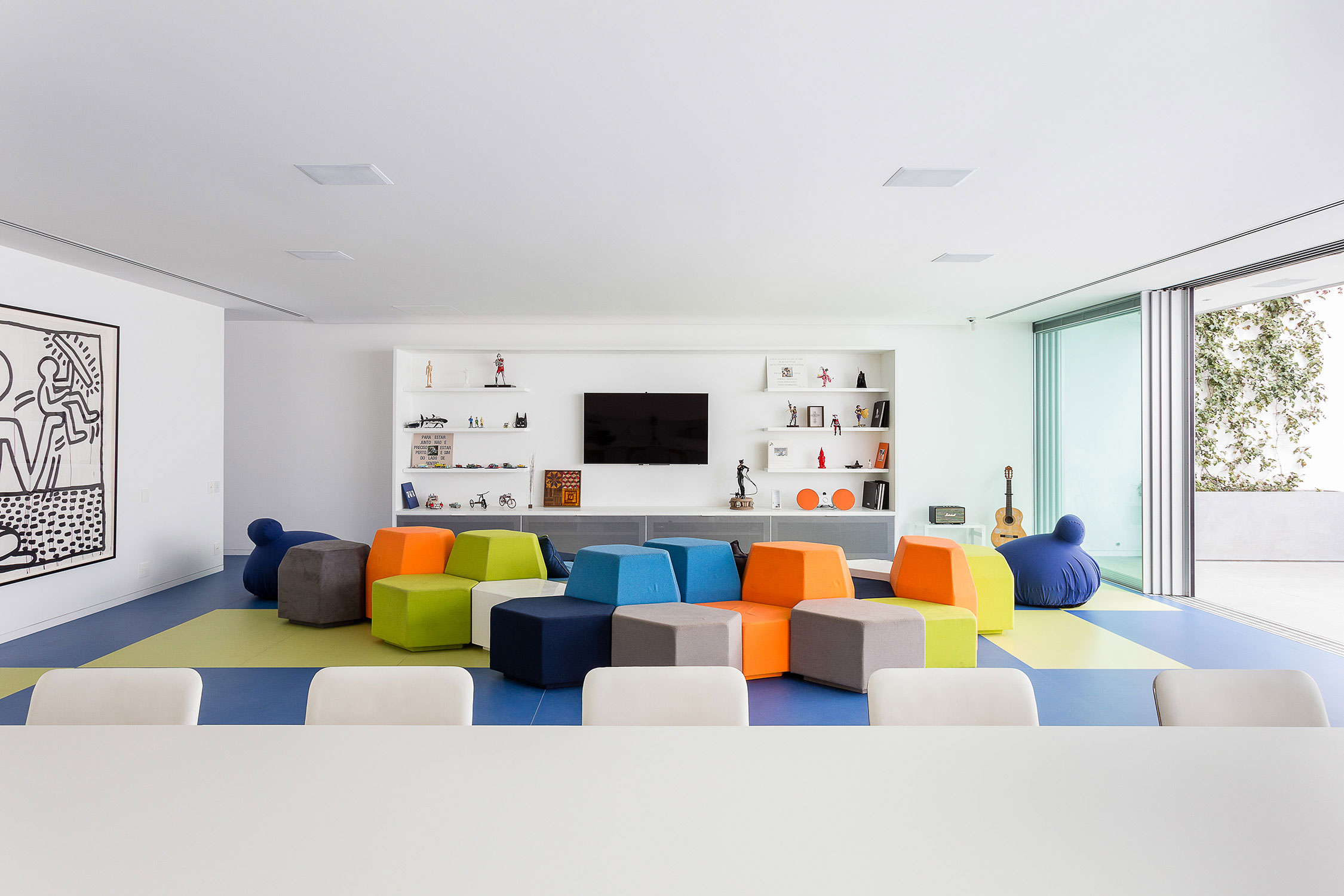 A Playful and Colorful House Designed for Fun and Parties in São Paulo by Pascali Semerdjian Architects (21)