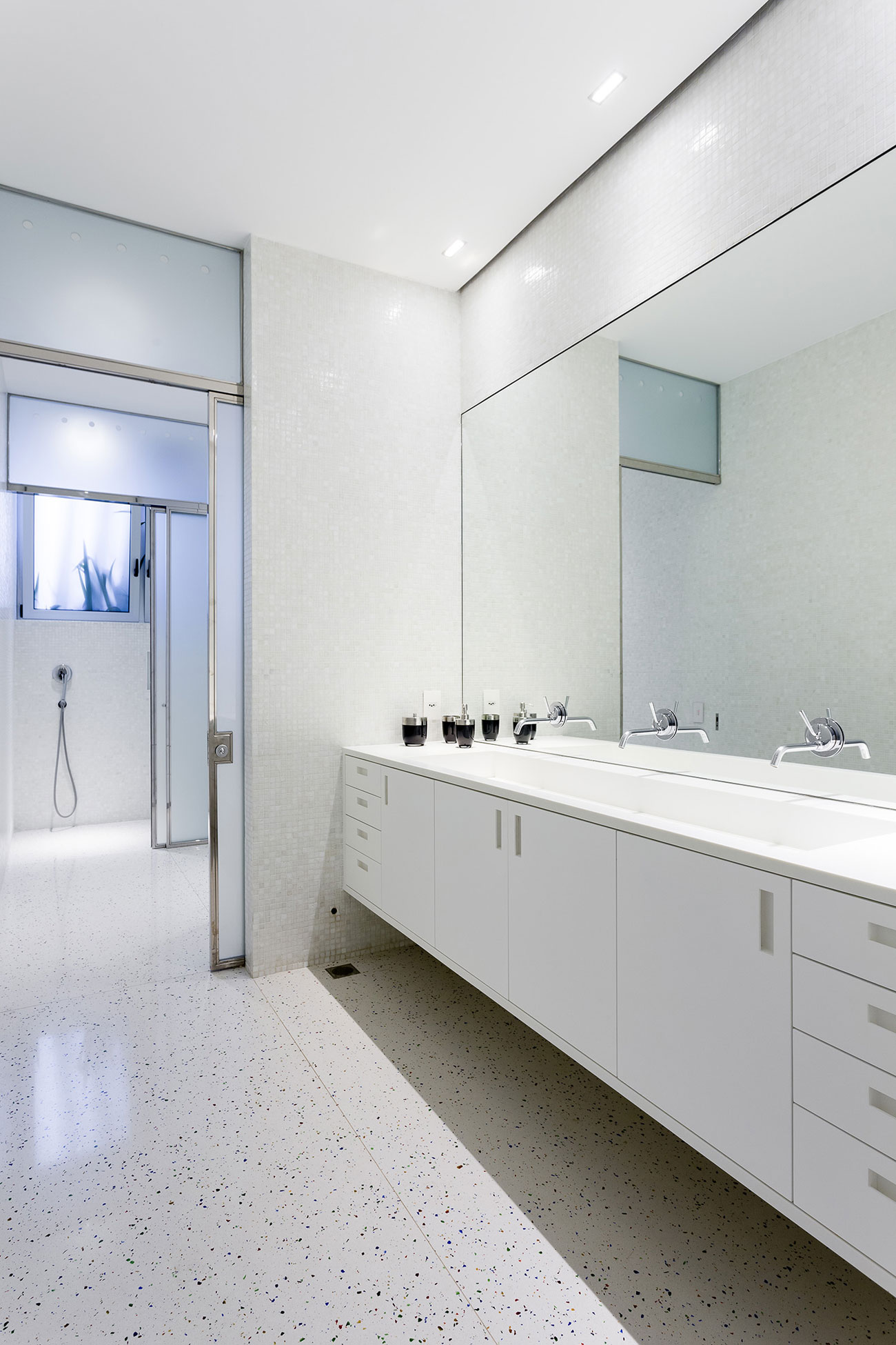 A Playful and Colorful House Designed for Fun and Parties in São Paulo by Pascali Semerdjian Architects (22)