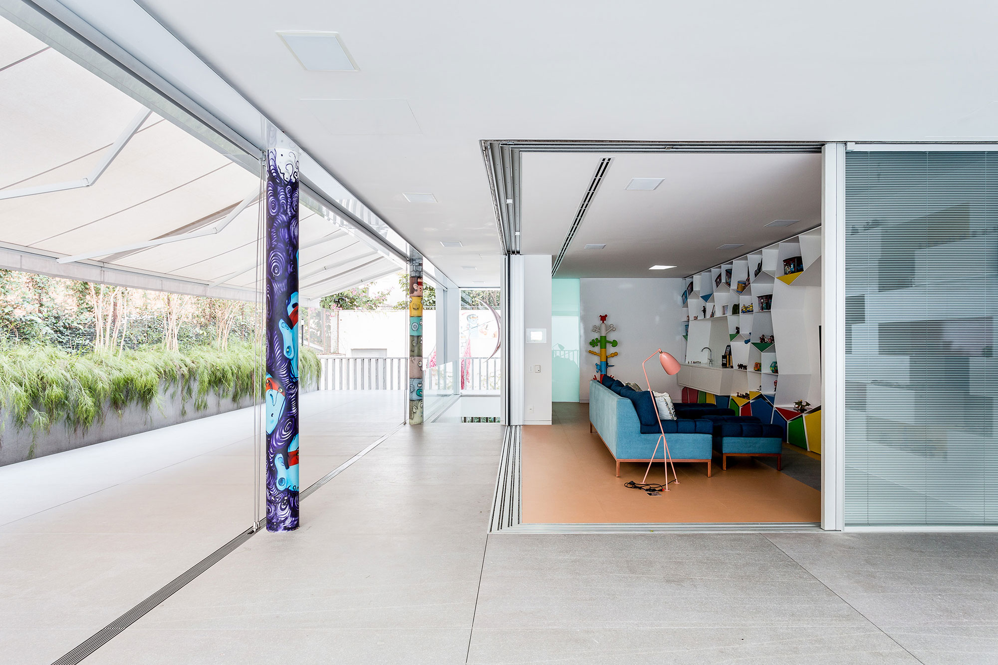 A Playful and Colorful House Designed for Fun and Parties in São Paulo by Pascali Semerdjian Architects (4)