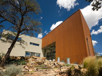 A Remarkable Modern House Built on a Steep Hill in Cedar Crest