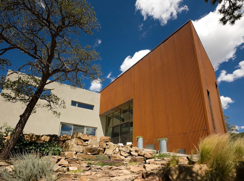 A Remarkable Modern House Built on a Steep Hill in Cedar Crest by Edward Fitzgerald Architects (1)