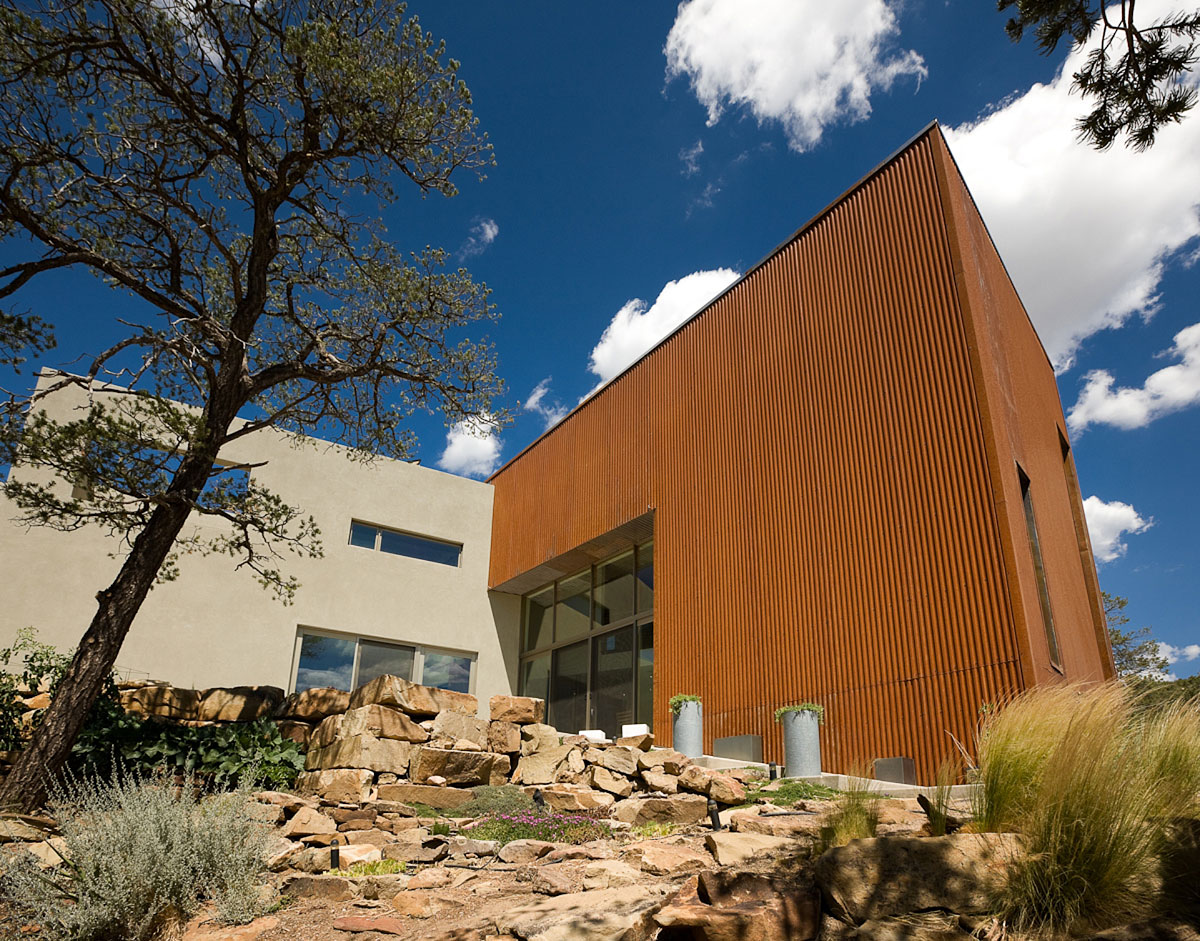 A Remarkable Modern House Built on a Steep Hill in Cedar Crest by Edward Fitzgerald Architects (1)