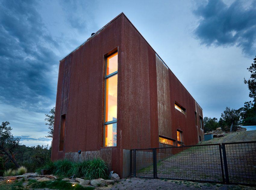 A Remarkable Modern House Built on a Steep Hill in Cedar Crest by Edward Fitzgerald Architects (10)