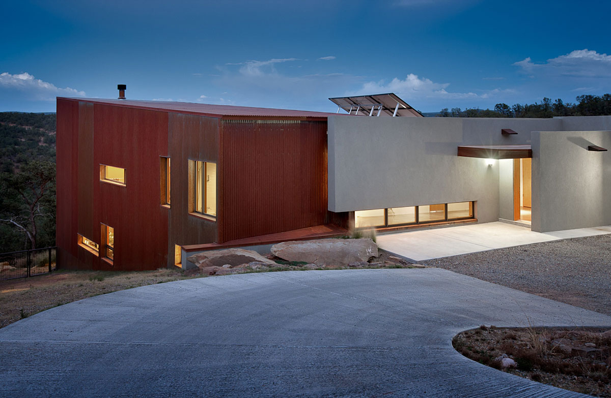 A Remarkable Modern House Built on a Steep Hill in Cedar Crest by Edward Fitzgerald Architects (11)