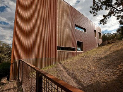 A Remarkable Modern House Built on a Steep Hill in Cedar Crest by Edward Fitzgerald Architects (2)