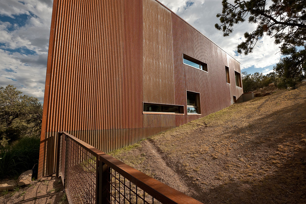 A Remarkable Modern House Built on a Steep Hill in Cedar Crest by Edward Fitzgerald Architects (2)