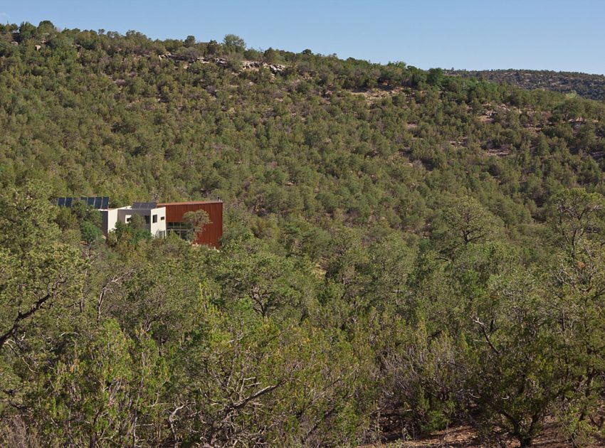 A Remarkable Modern House Built on a Steep Hill in Cedar Crest by Edward Fitzgerald Architects (3)