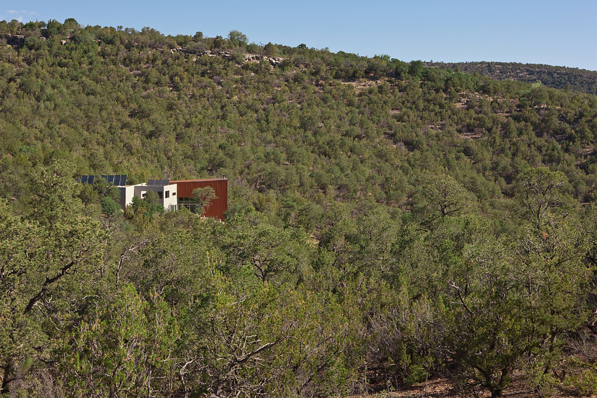 A Remarkable Modern House Built on a Steep Hill in Cedar Crest by Edward Fitzgerald Architects (3)