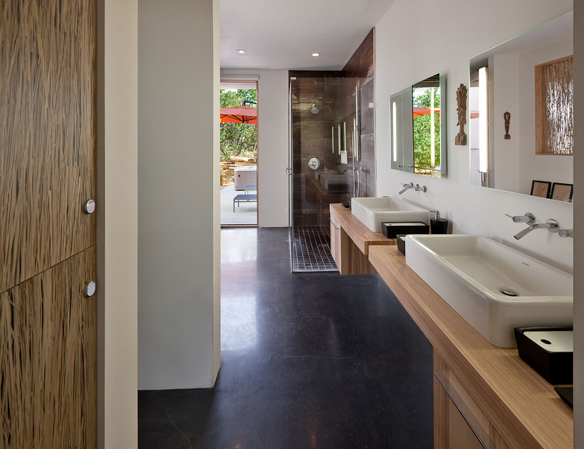 A Remarkable Modern House Built on a Steep Hill in Cedar Crest by Edward Fitzgerald Architects (8)