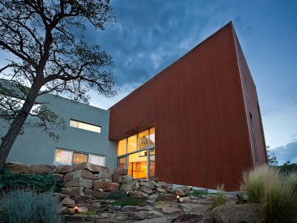 A Remarkable Modern House Built on a Steep Hill in Cedar Crest by Edward Fitzgerald Architects (9)