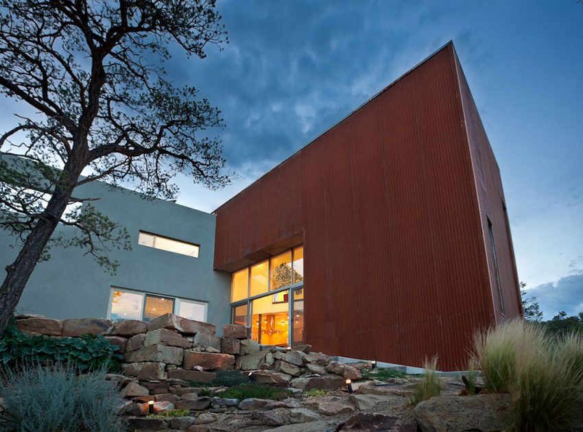 A Remarkable Modern House Built on a Steep Hill in Cedar Crest by Edward Fitzgerald Architects (9)