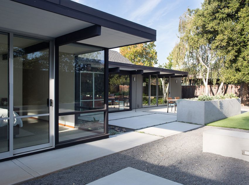 A Colorful and Warm Mid-Century Modern Home in Sunnyvale by Klopf Architecture (11)