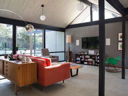 A Colorful and Warm Mid-Century Modern Home in Sunnyvale by Klopf Architecture (12)