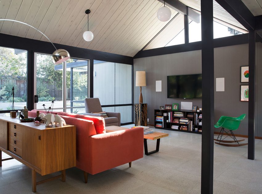 A Colorful and Warm Mid-Century Modern Home in Sunnyvale by Klopf Architecture (12)