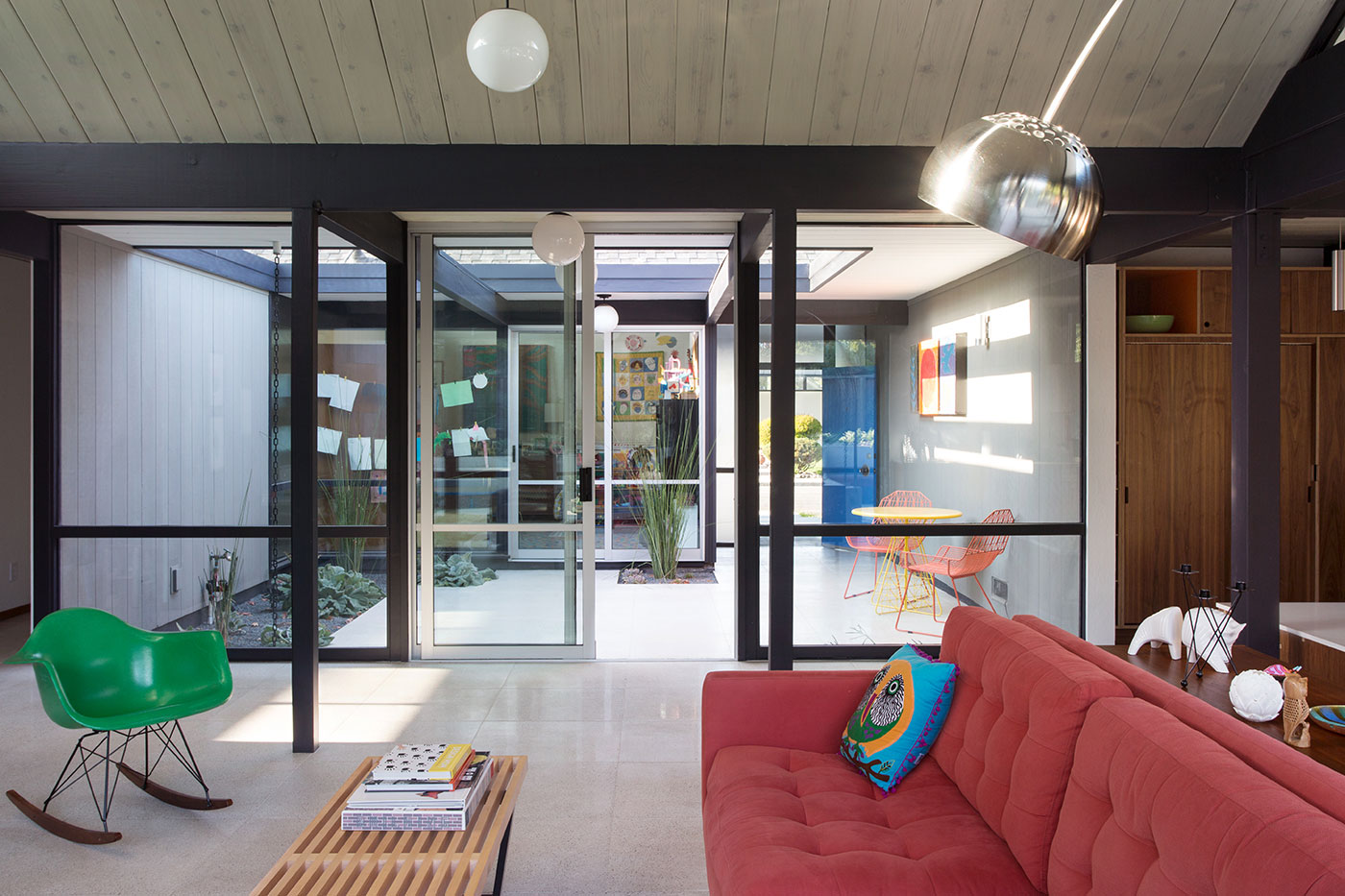 A Colorful and Warm Mid-Century Modern Home in Sunnyvale by Klopf Architecture (14)