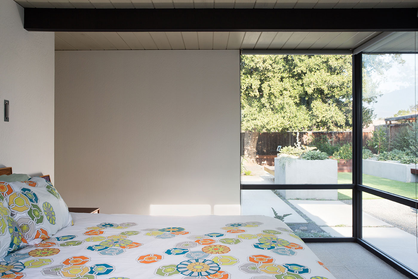 A Colorful and Warm Mid-Century Modern Home in Sunnyvale by Klopf Architecture (17)