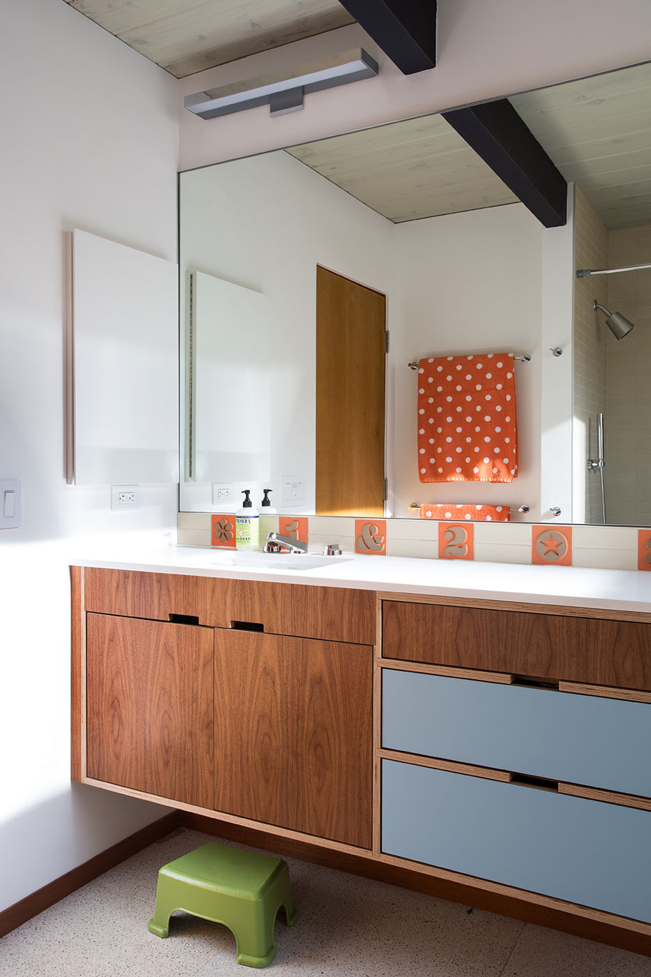 A Colorful and Warm Mid-Century Modern Home in Sunnyvale by Klopf Architecture (19)